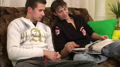 Русская пара геев трахаются на диване
