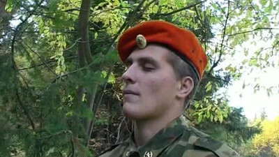 Русского солдата ебут в ротик перед анальным сексом в армии