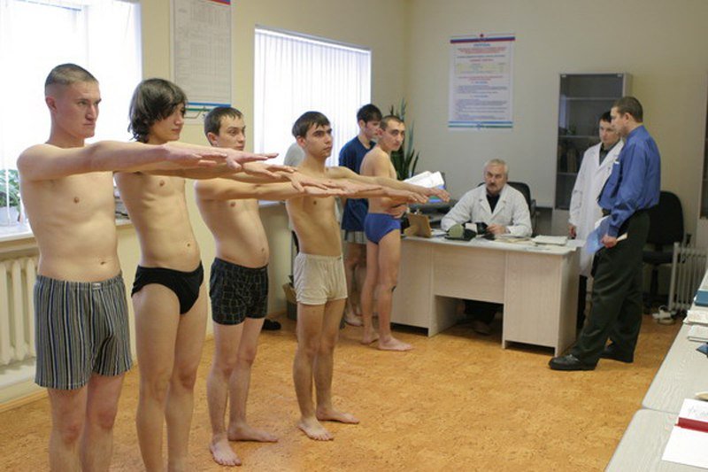 Boy medical exam. Призывники на комиссии. Призывники в военкомате. Призывники на медкомиссии. Юноши в военкомате.